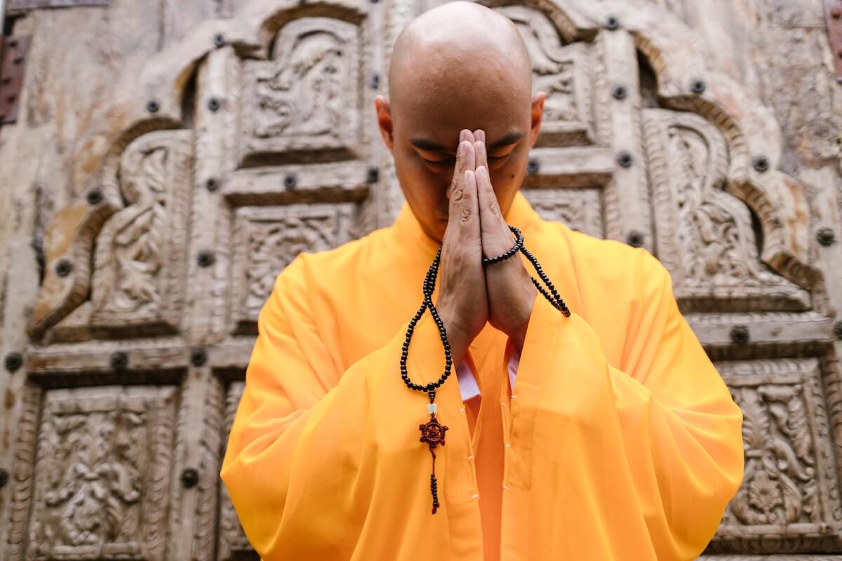moine bouddhiste qui prie