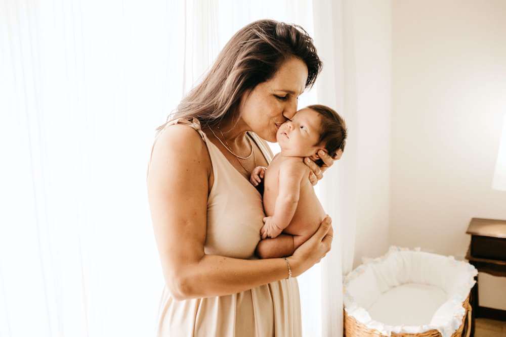 femme tenant un bébé dans ses bras