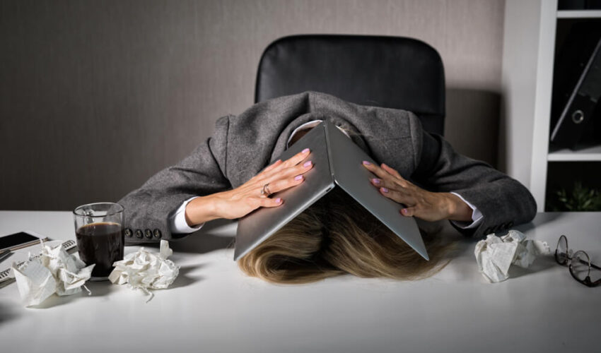 femme qui dort sur son bureau