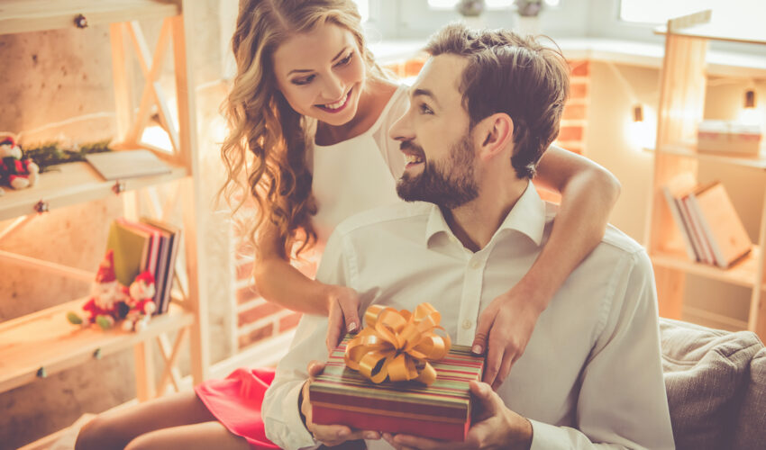 jeune couple fêtant la Saint-Valentin