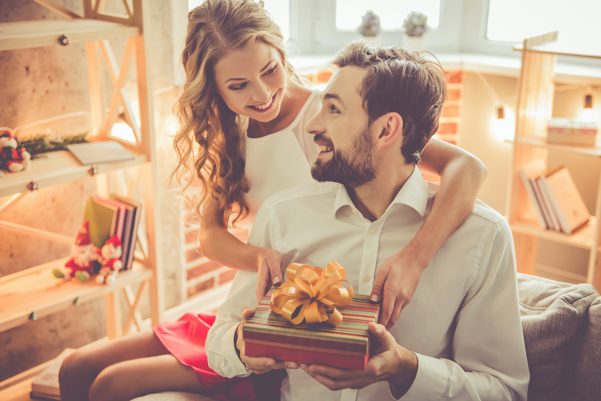 femme qui offre un cadeau a son mari