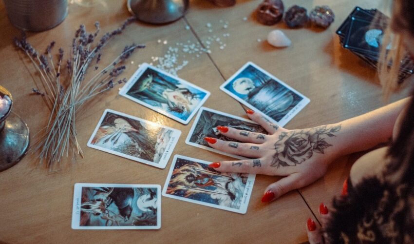 femme qui réalise un tirage de tarot