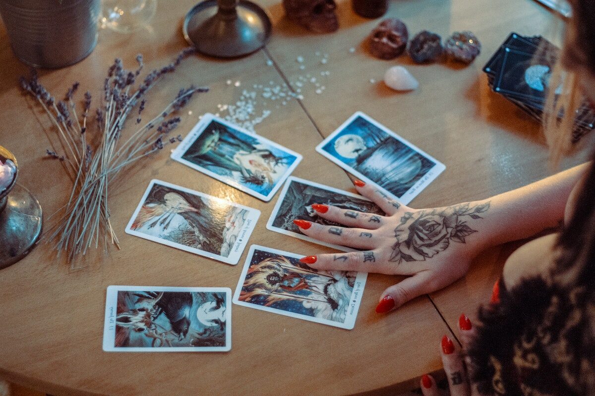 femme qui réalise un tirage de tarot