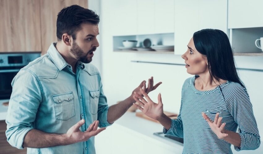 couple qui se dispute dans la cuisine