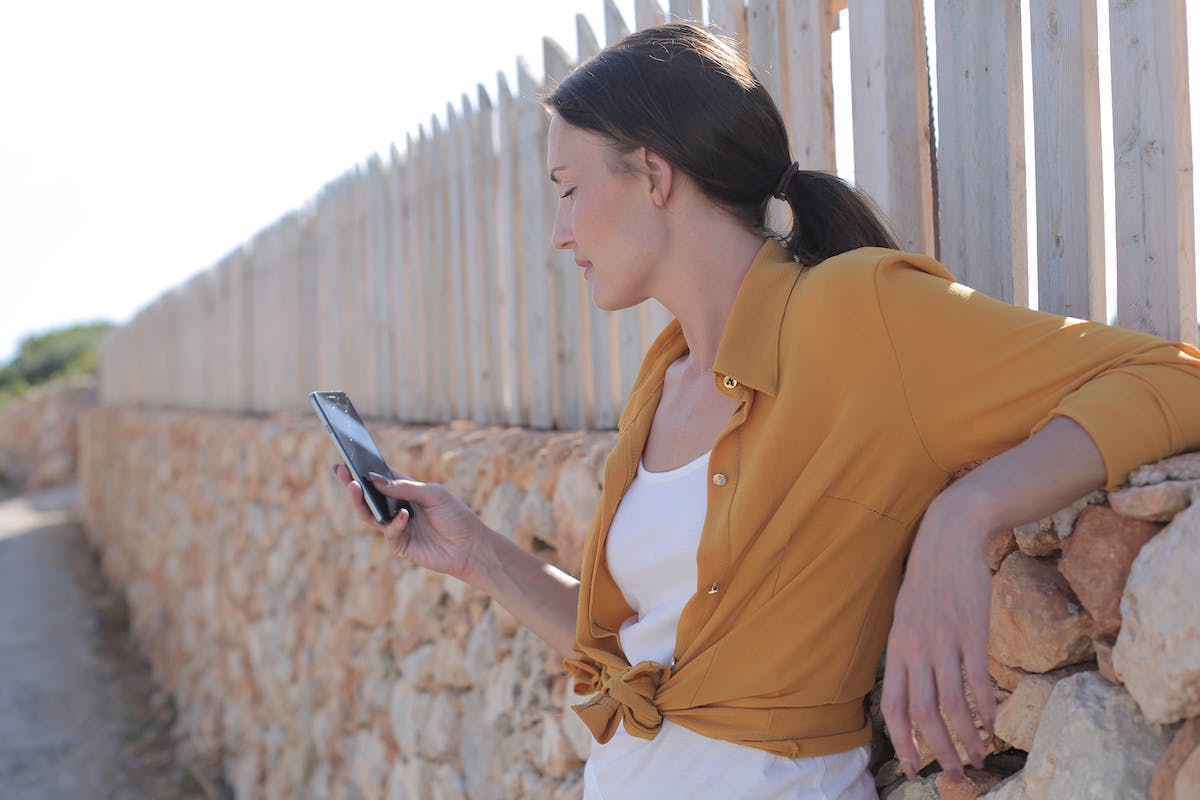 femme qui s'apprête a passer un appel a une voyante