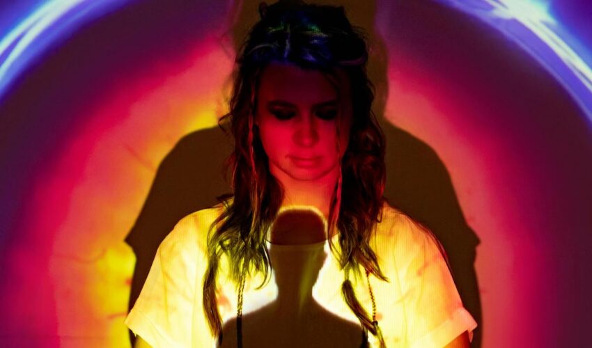 femme qui visualise son aura