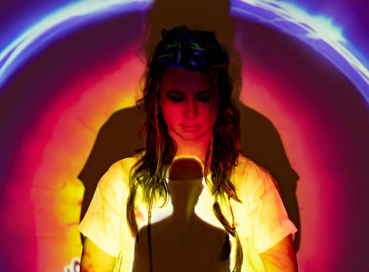 femme qui visualise son aura