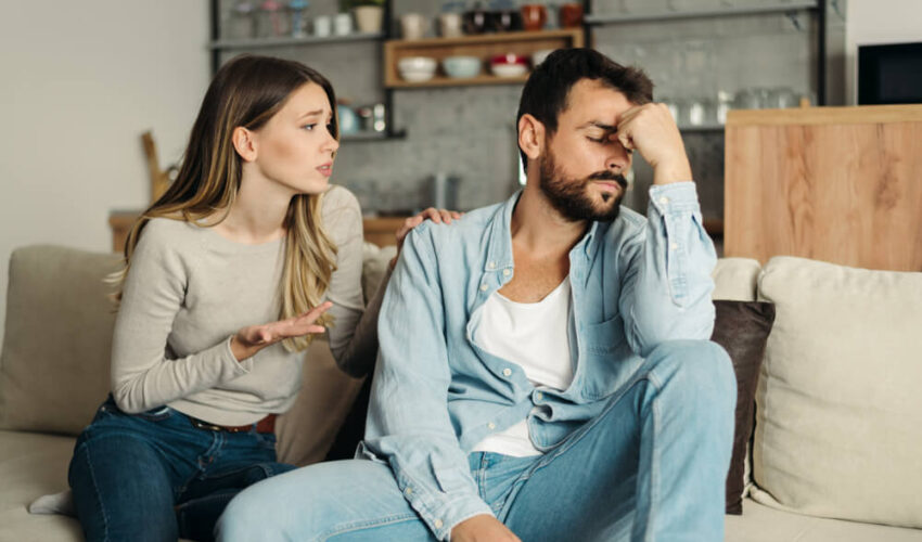 femme réconfortant un homme déprimé