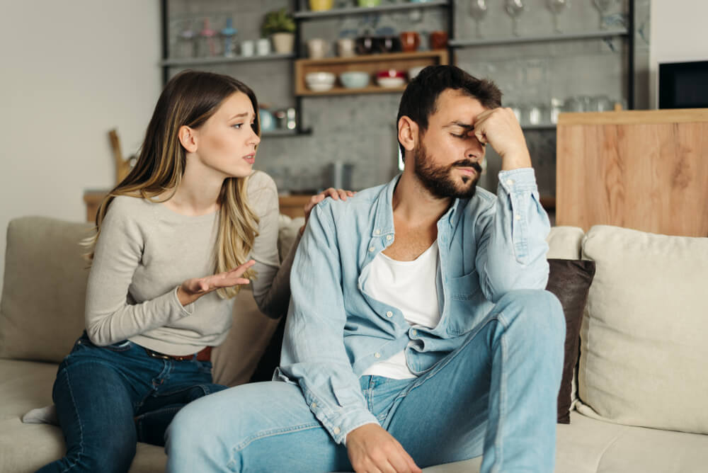 femme réconfortant un homme déprimé