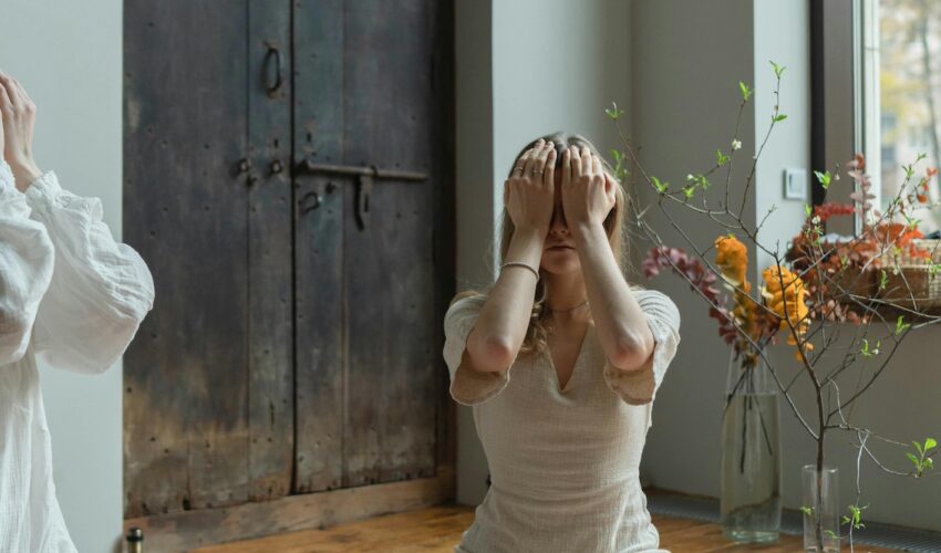 femme qui se masque les yeux