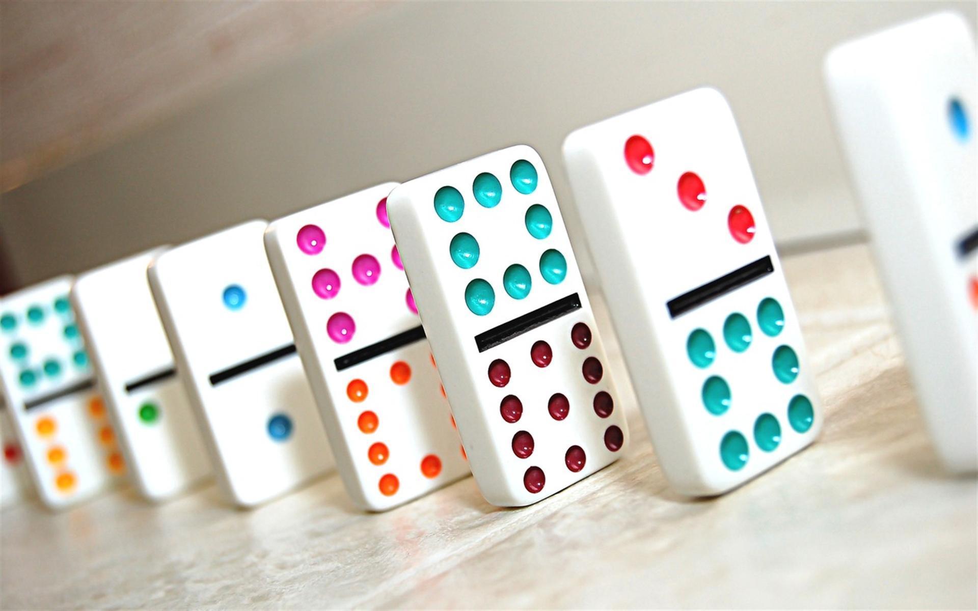des dominos de couleur