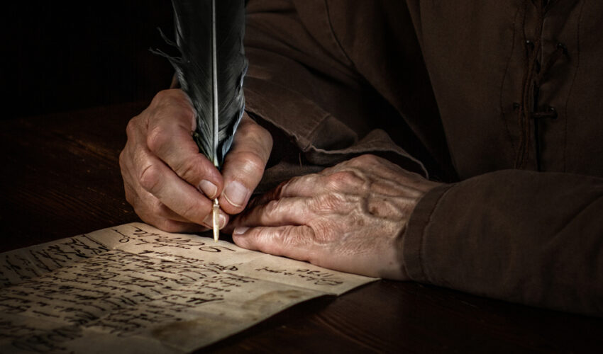 vieille homme qui pratique l'ecriture automatique