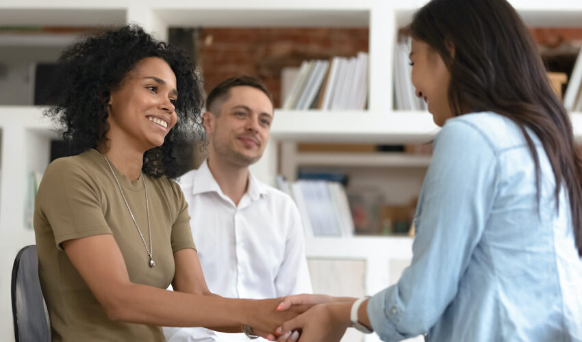 femmes qui se serrent la main