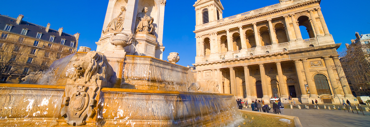 Eglise Saint sulpice à paris, vue depuis sa fontaine