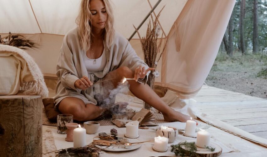 femme qui brule de l'encens