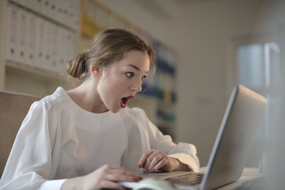 femme qui travail depuis son domicile