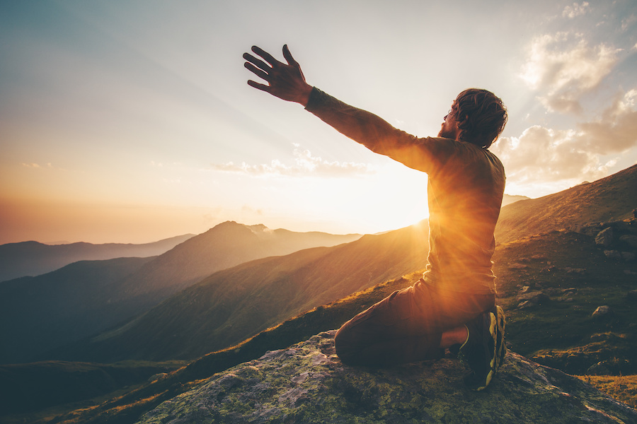 homme en phase d'éveil spirituel