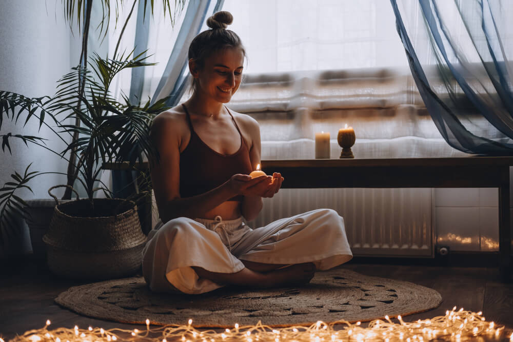 jeune femme tenant une bougie