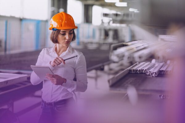 femme-affaires-dans-usine