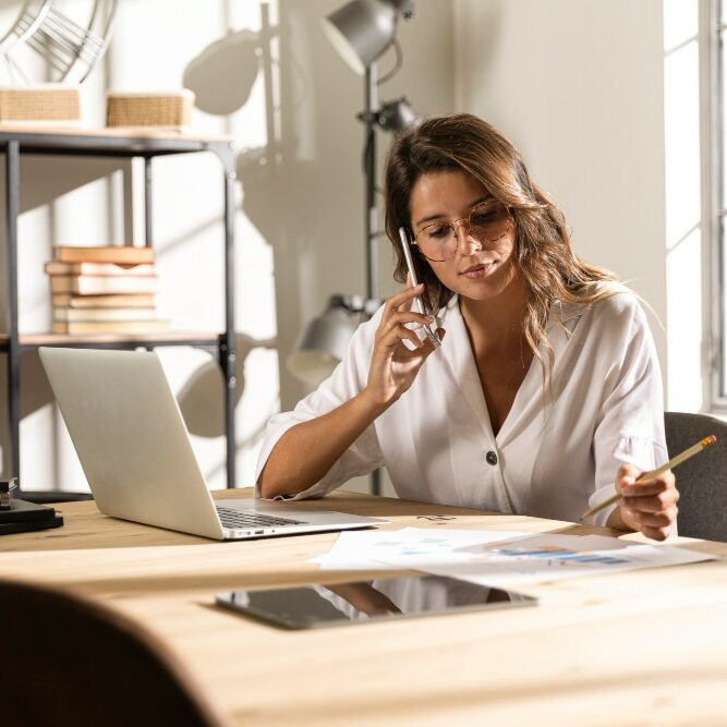 femme-au-bureau