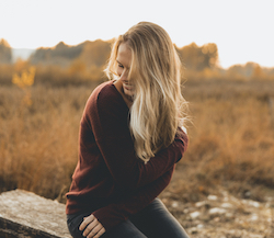 femme blonde souriante