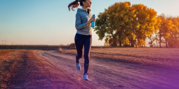 femme-courant-automne-champ-coucher-soleil-concept-mode-vie-sain-sportifs-actifs