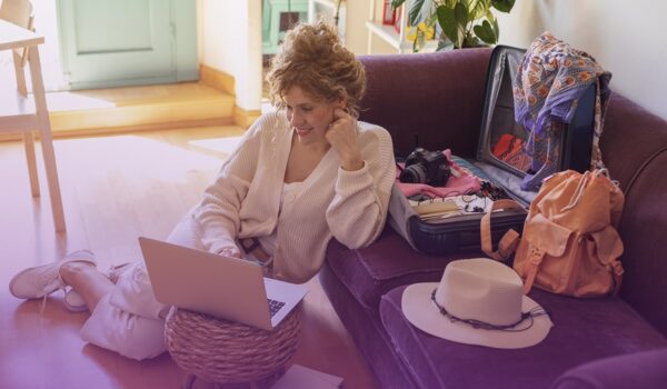 femme-plein-coup-ordinateur-portable