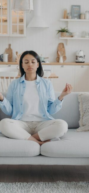 femme-pratique-yoga-se-relaxant-canape-confortable-maison-soulagement-du-stress-lie-mode-vie-sain