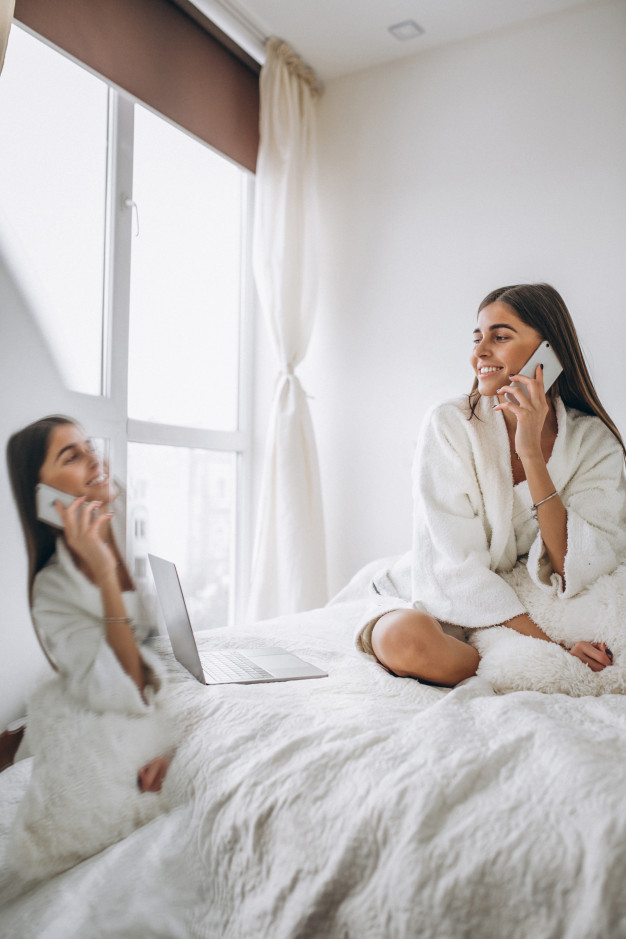 femme qui téléphone a une voyante