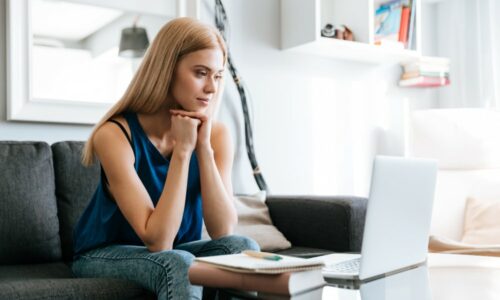 femme-sur-ordinateur-attente-consultation