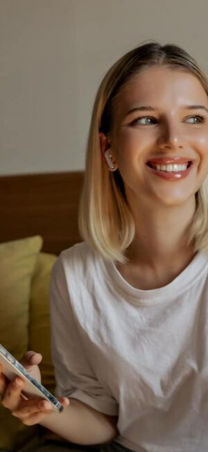 fille-heureuse-souriante-aux-cheveux-blonds