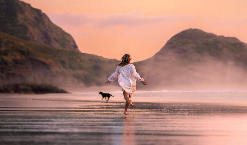 femme heureuse sur une plage