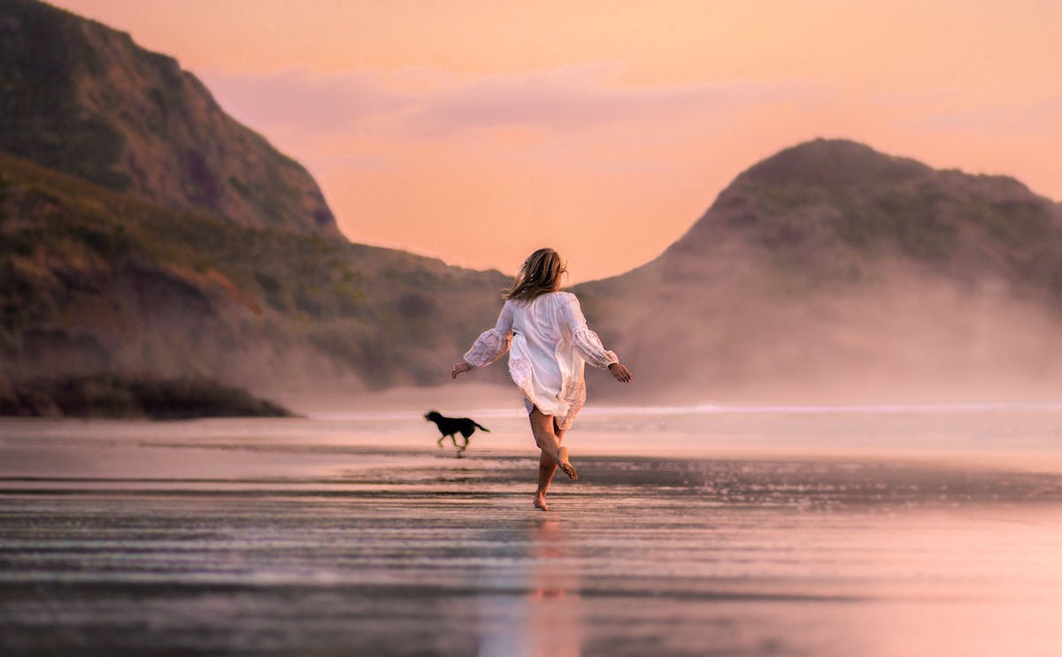 femme heureuse sur une plage