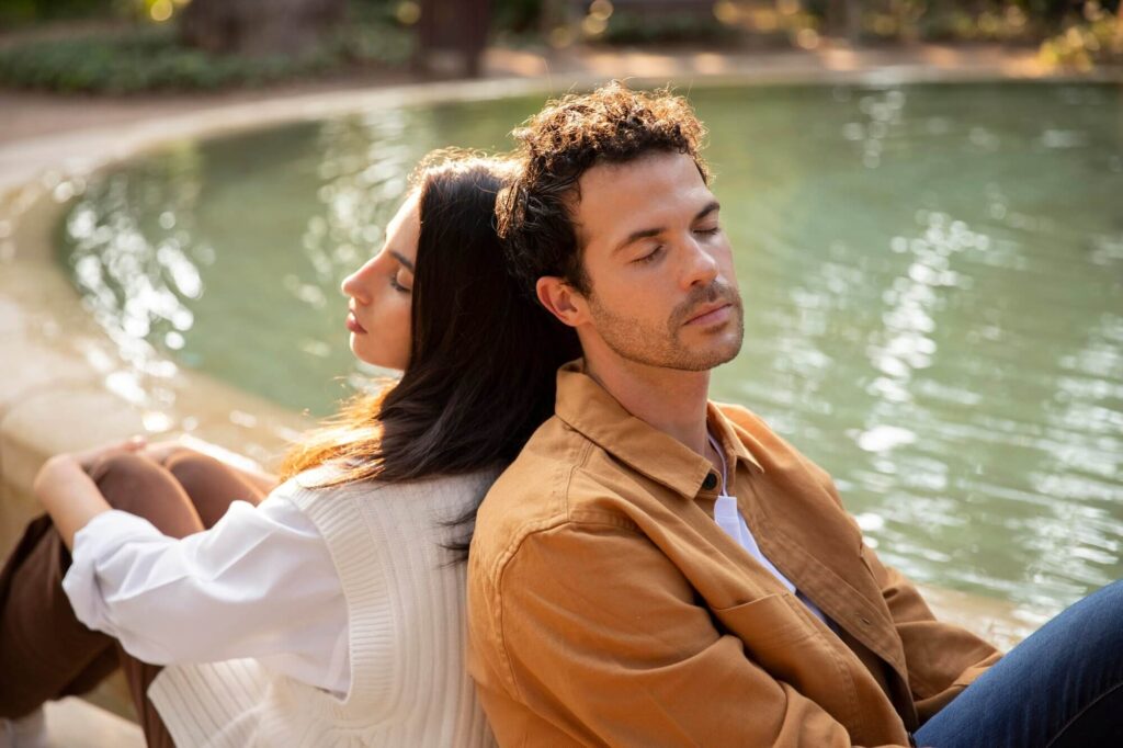 homme en couple qui pense a son ex