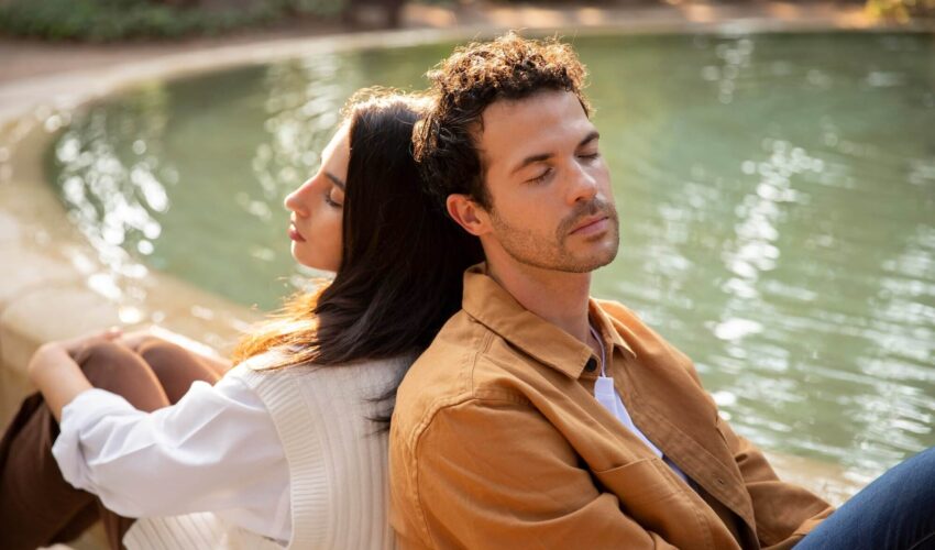 homme en couple qui pense a son ex