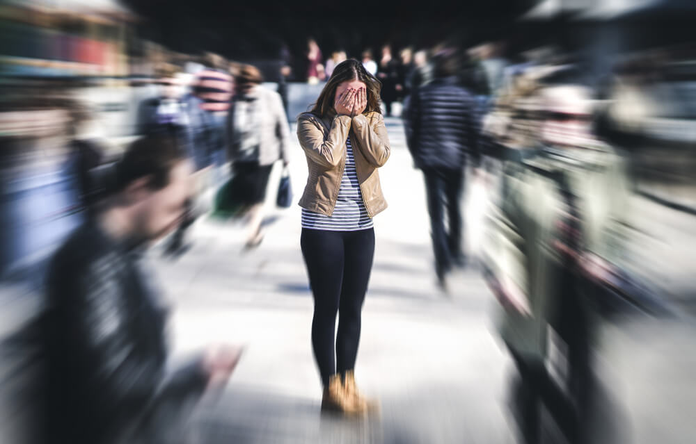 femme qui se cache les yeux