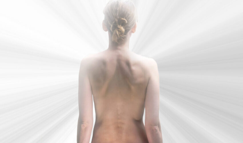 femme nu de dos devant une lumière blanche