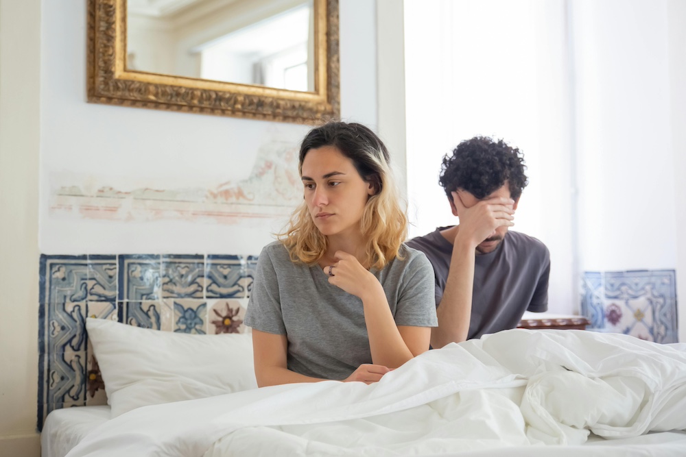 homme triste dans une relation tampon