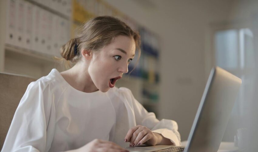 femme étonné devant son ordinateur