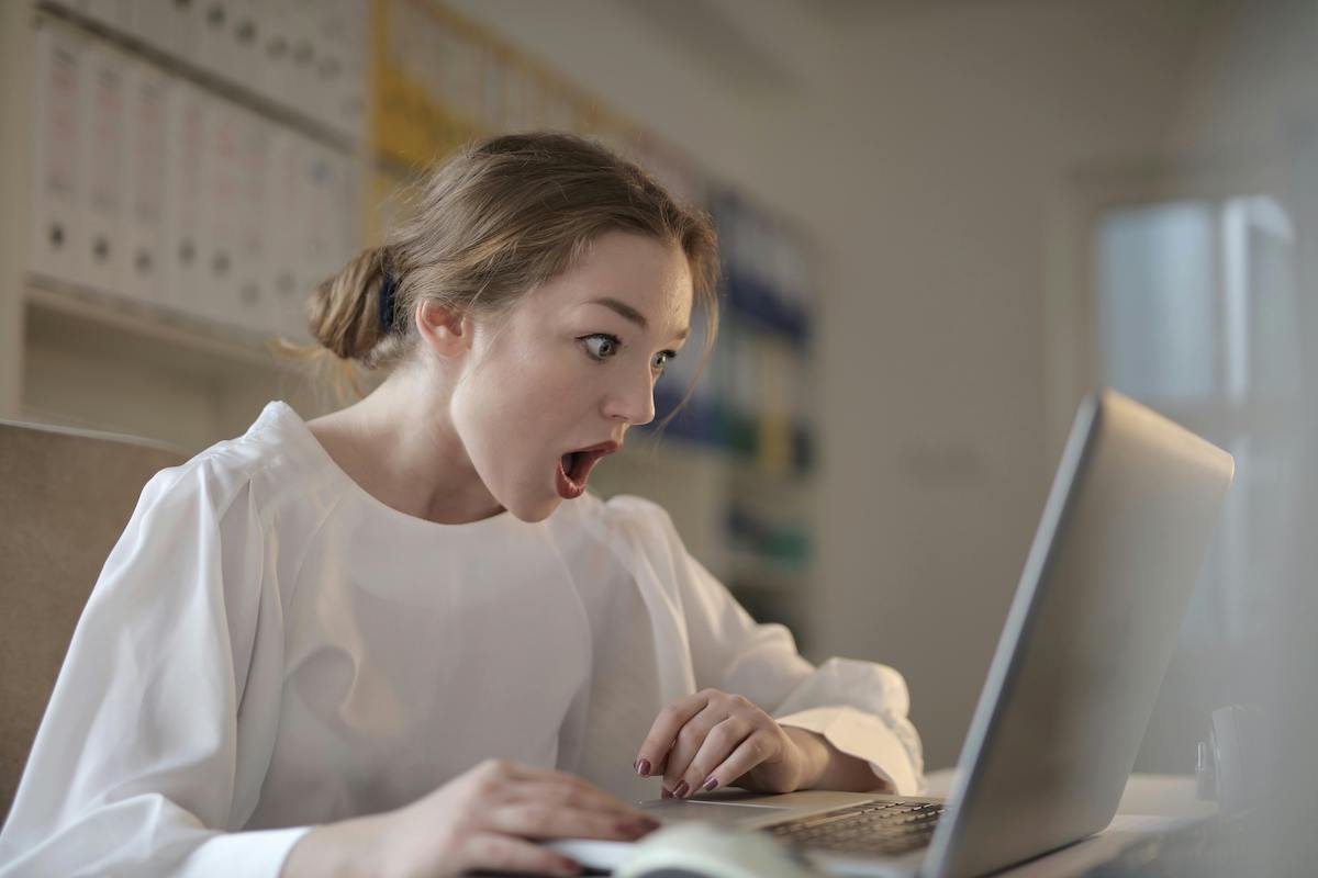 femme étonné devant son ordinateur