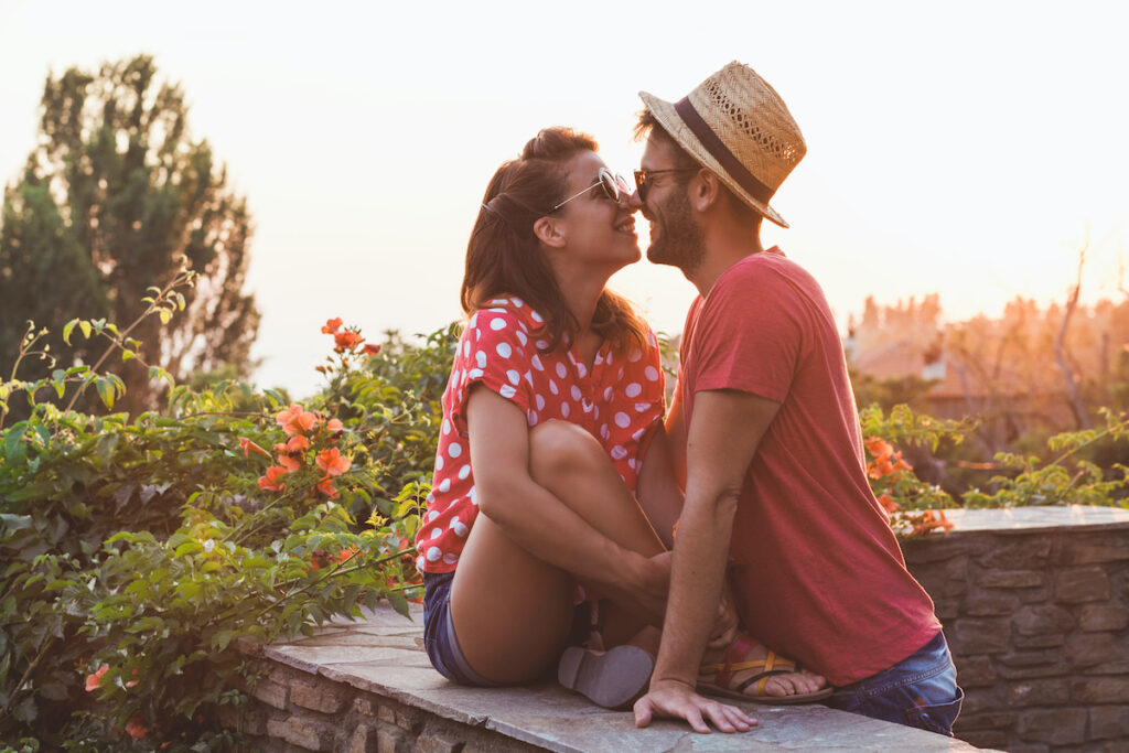 jeune couple a la campagne