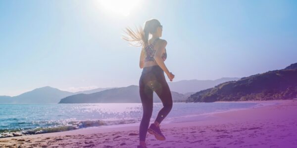 jeune-fille-qui-court-rapidement-plage