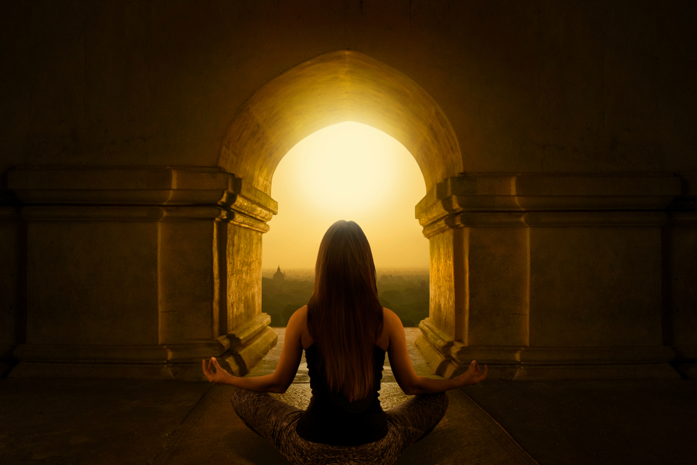 femme en position de méditation