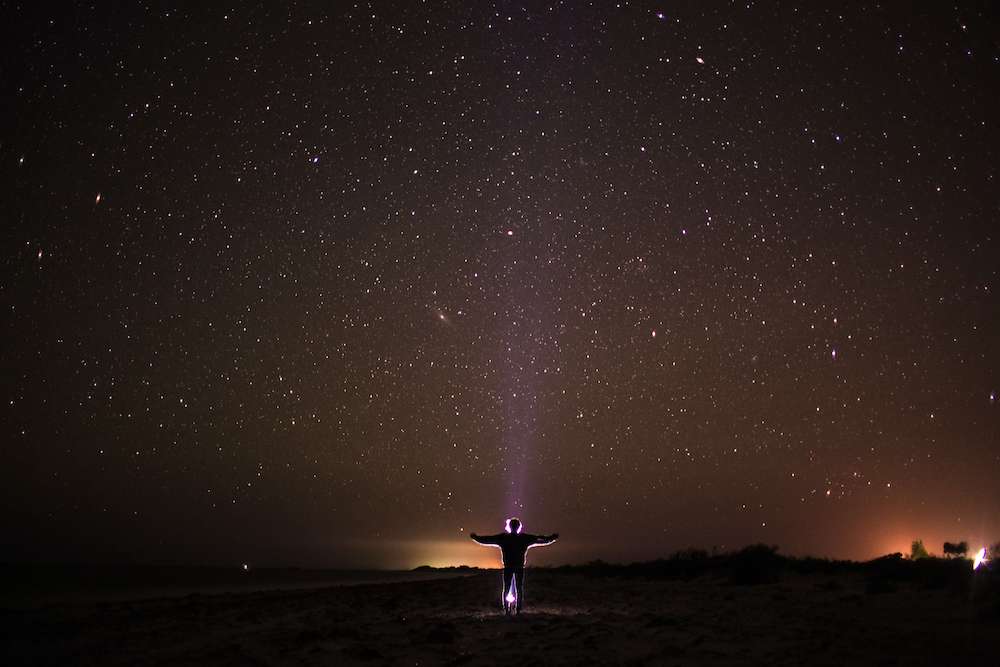 homme qui regarde les étoiles