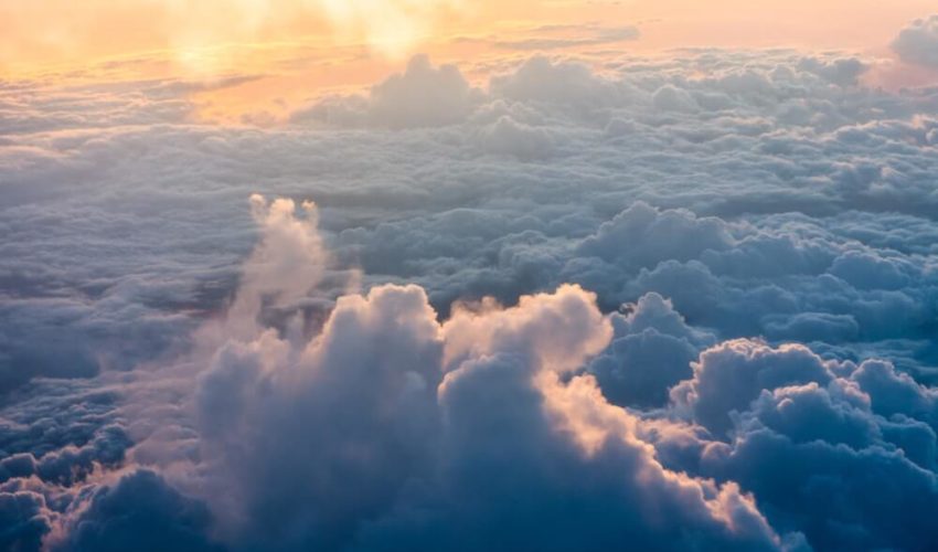 nuage éclairé par le soleil