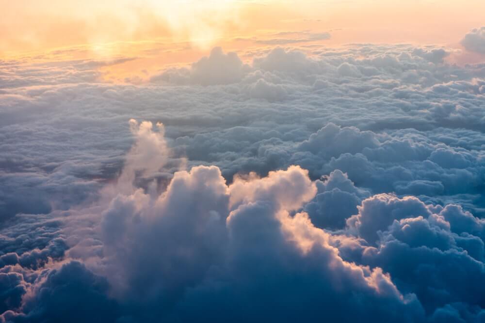 nuage éclairé par le soleil