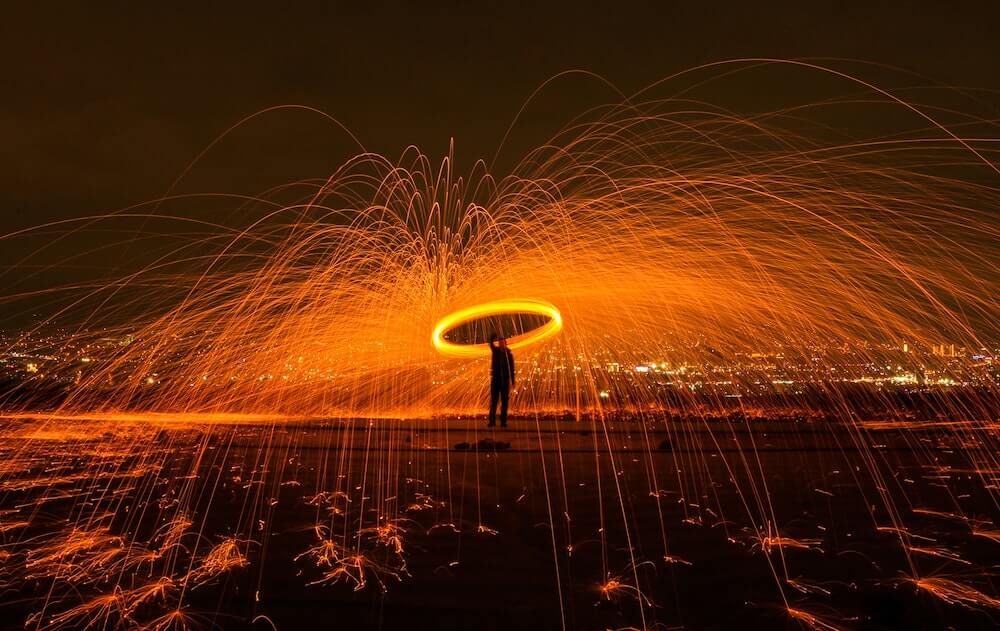 Homme qui fait un spectable avec du feu