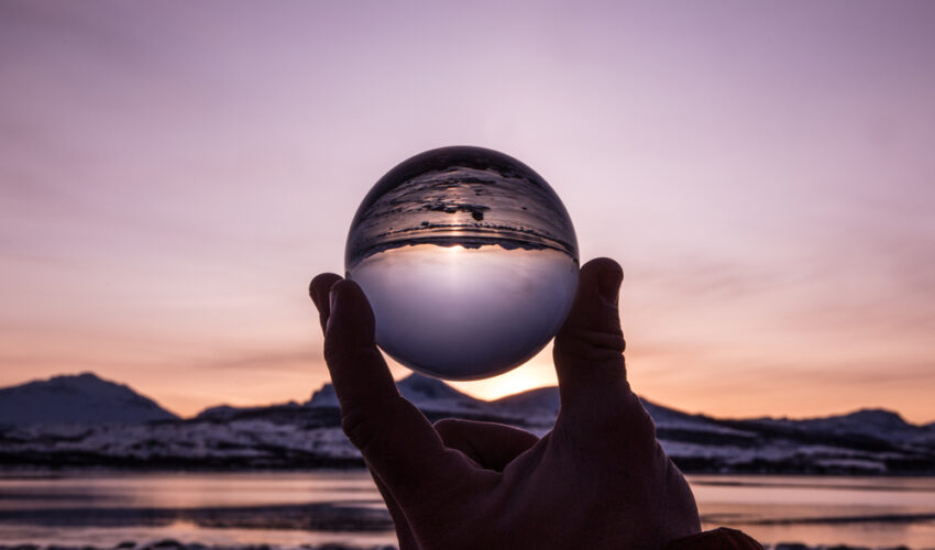 main tenant une boule de cristal