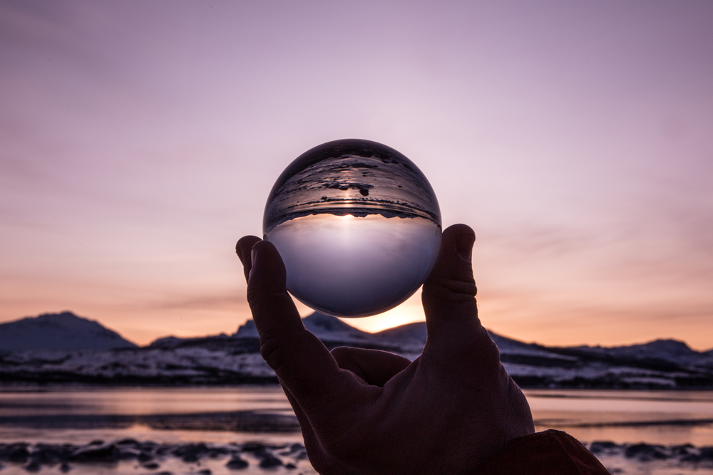 main tenant une boule de cristal