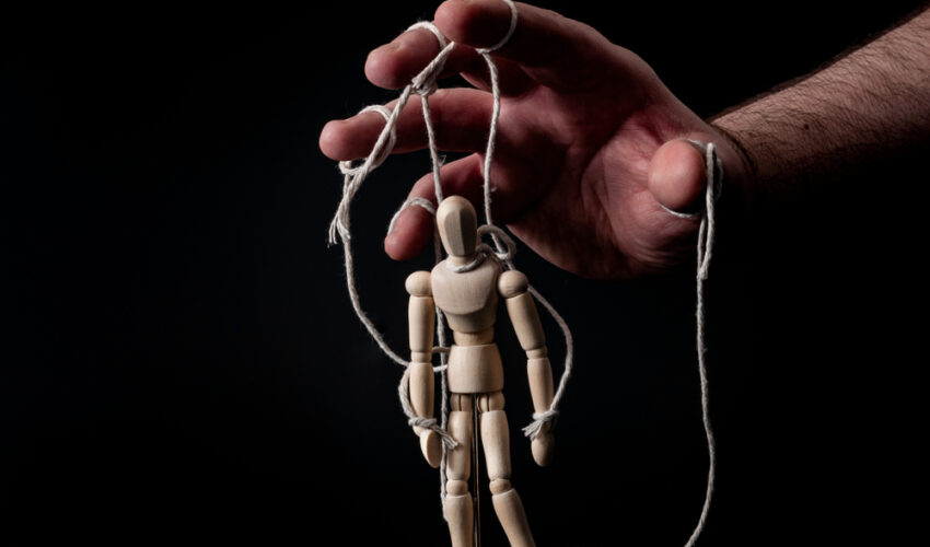 homme utilisant une marionette